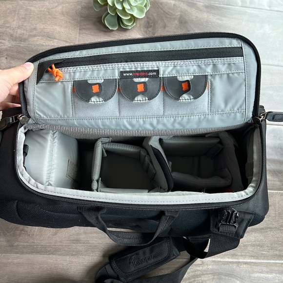 COPY - LOWEPRO black sling camera bag - EUC - Picture 6 of 16
